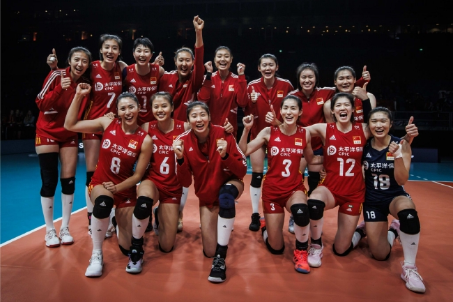 中国女排3-0击败捷克后合影