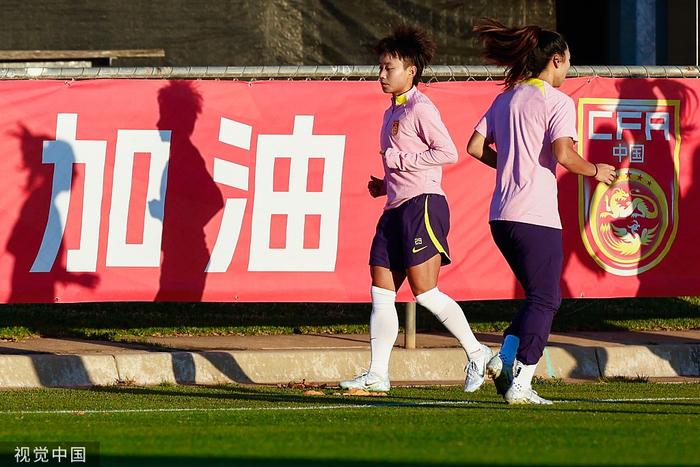 中国女足在训练中。